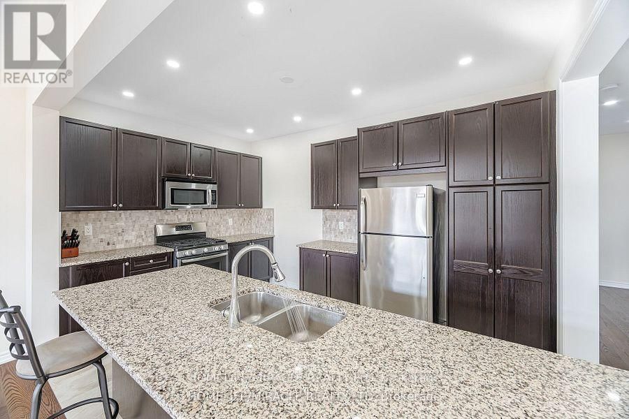 84 ROULETTE CRESCENT Image 23