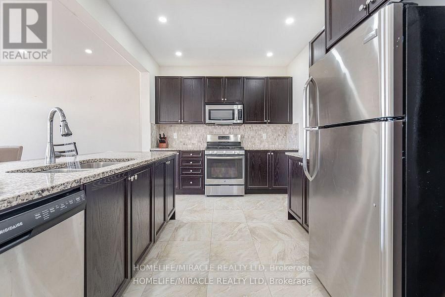 84 ROULETTE CRESCENT Image 24