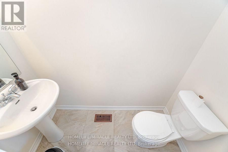 84 ROULETTE CRESCENT Image 25