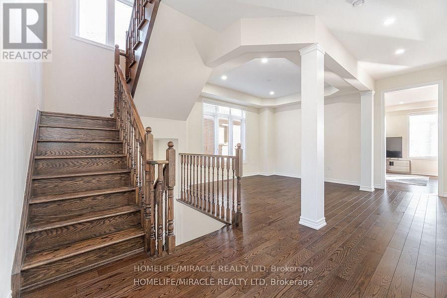 84 ROULETTE CRESCENT Image 26