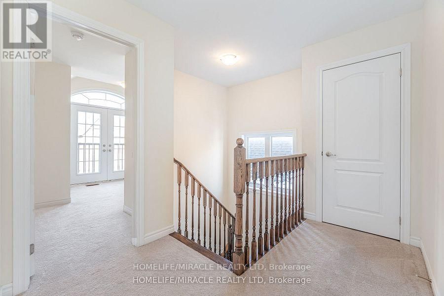 84 ROULETTE CRESCENT Image 27
