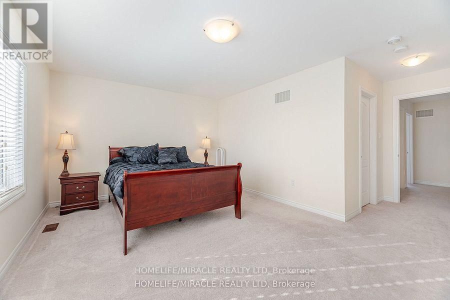 84 ROULETTE CRESCENT Image 28