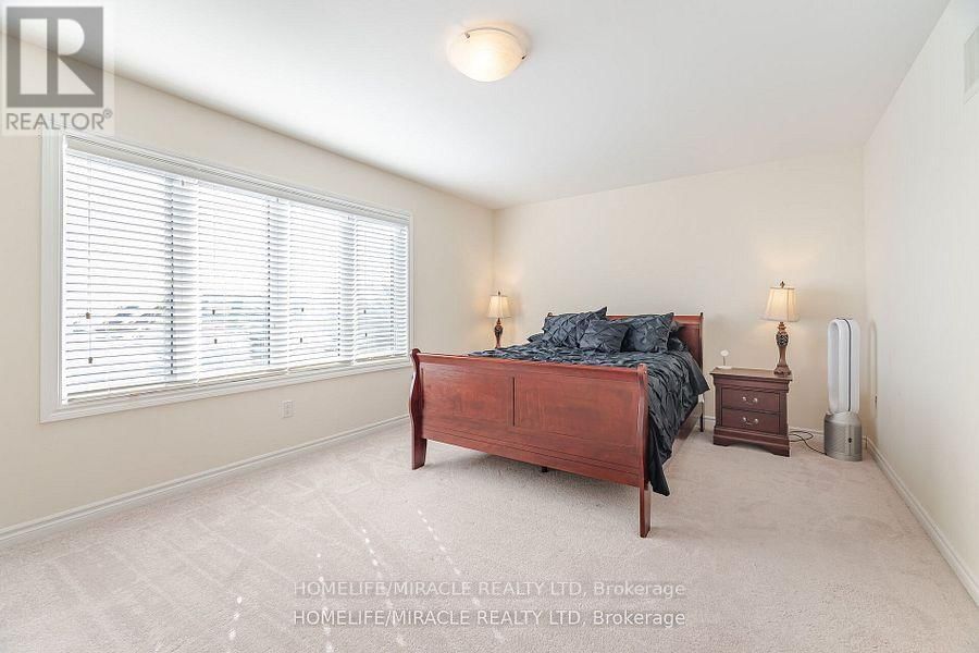 84 ROULETTE CRESCENT Image 29