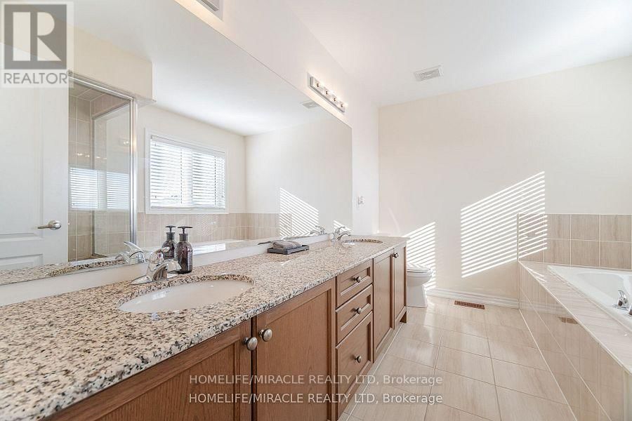 84 ROULETTE CRESCENT Image 30