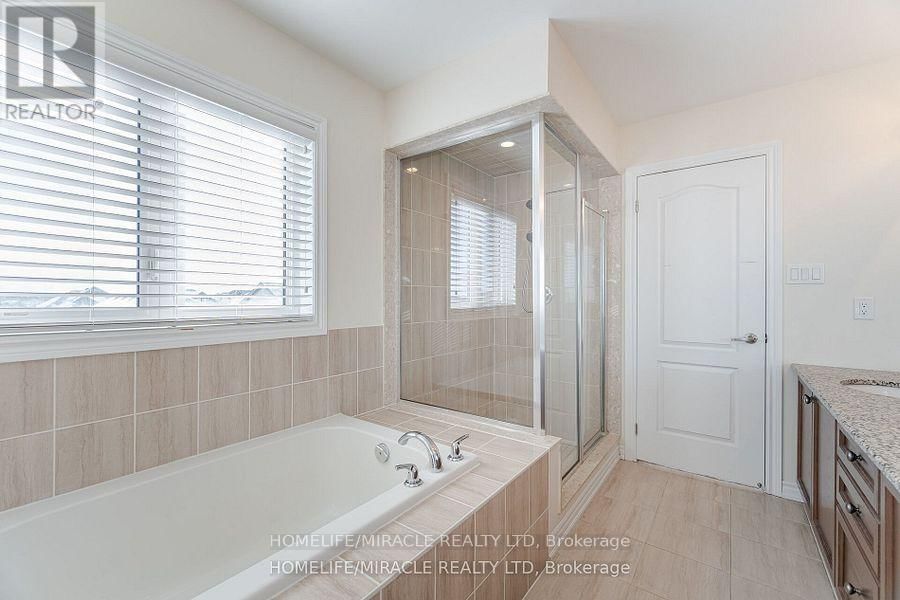 84 ROULETTE CRESCENT Image 31