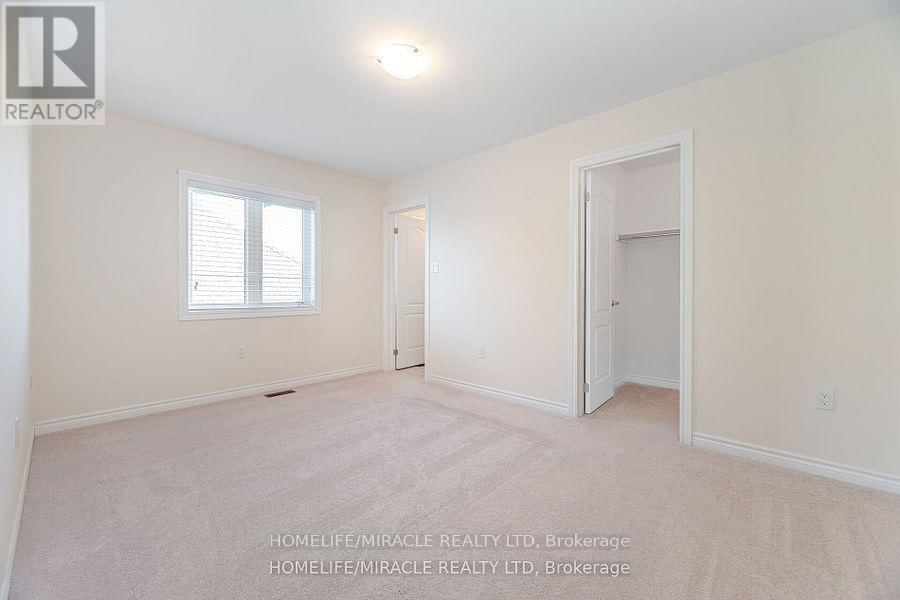 84 ROULETTE CRESCENT Image 32