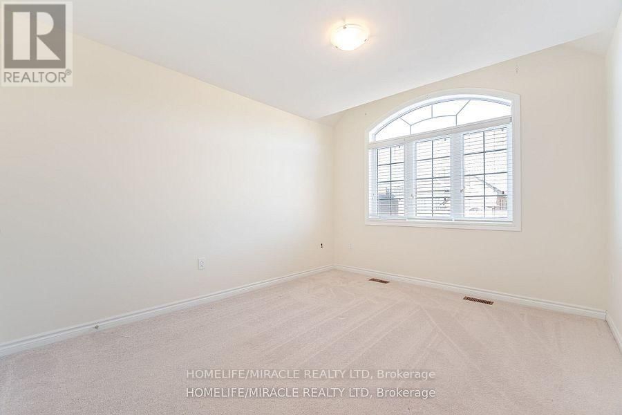 84 ROULETTE CRESCENT Image 34
