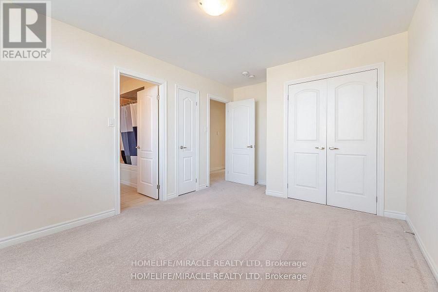 84 ROULETTE CRESCENT Image 35