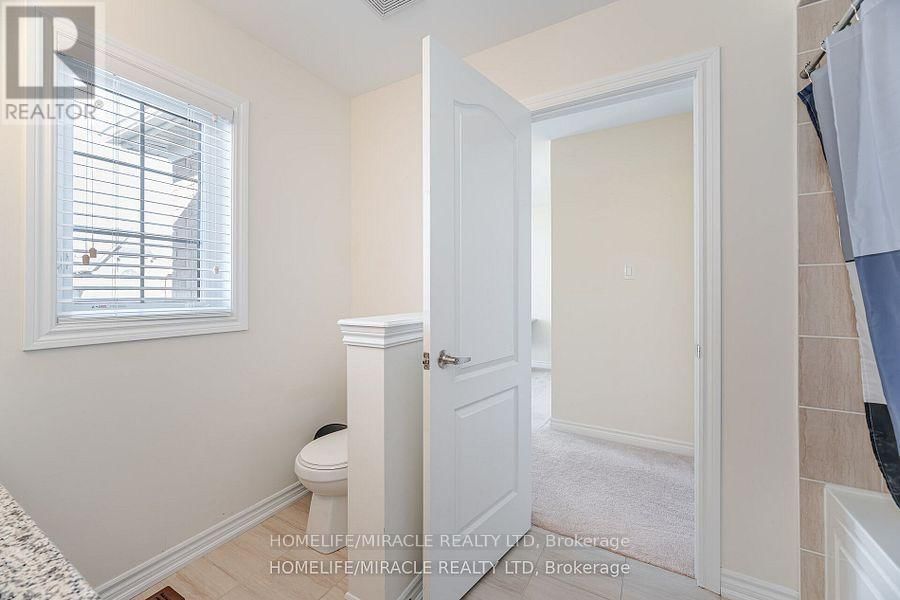 84 ROULETTE CRESCENT Image 36