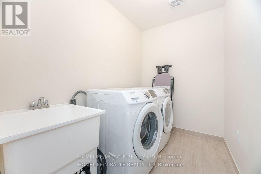 84 ROULETTE CRESCENT Image 38