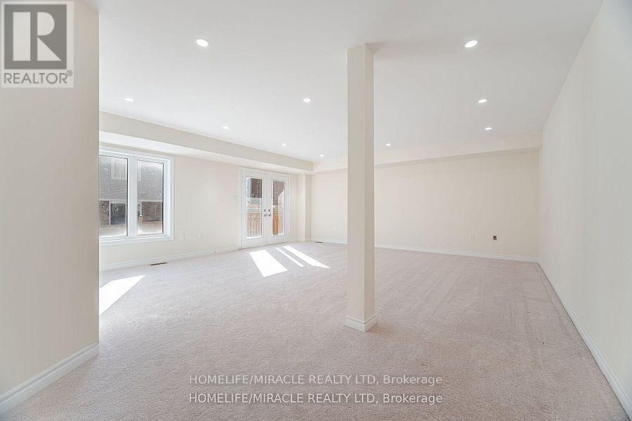 84 ROULETTE CRESCENT Image 39