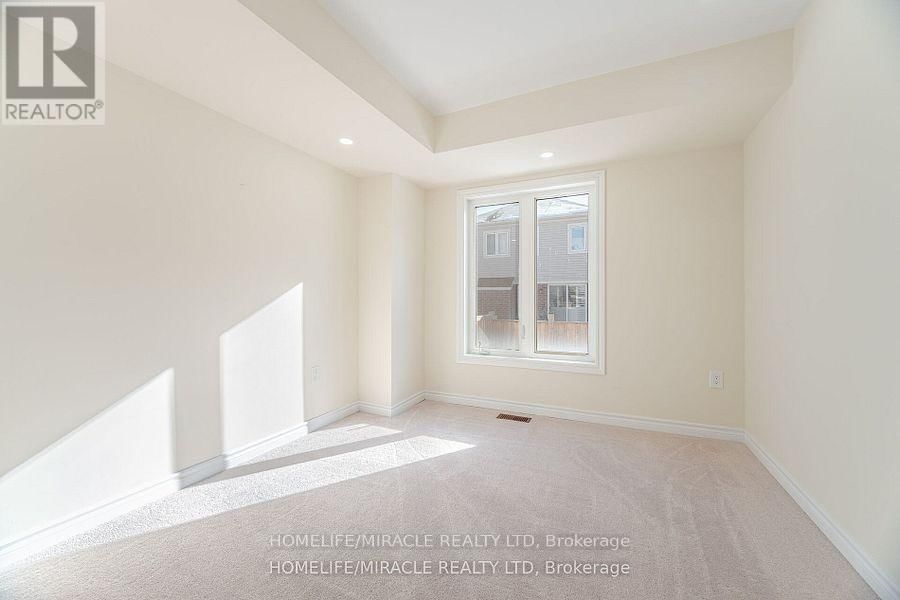84 ROULETTE CRESCENT Image 41