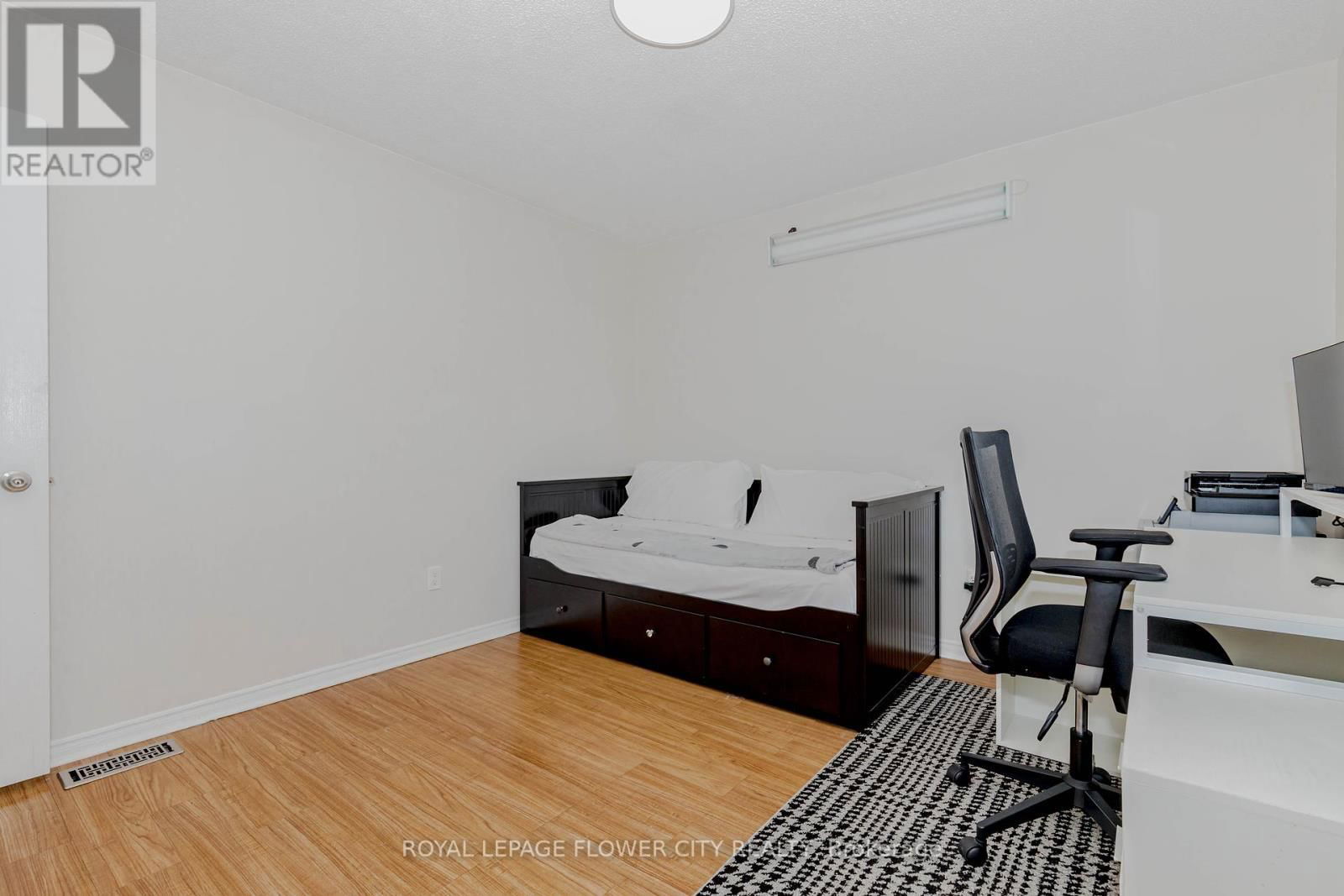 21 FERN VALLEY CRESCENT Image 32