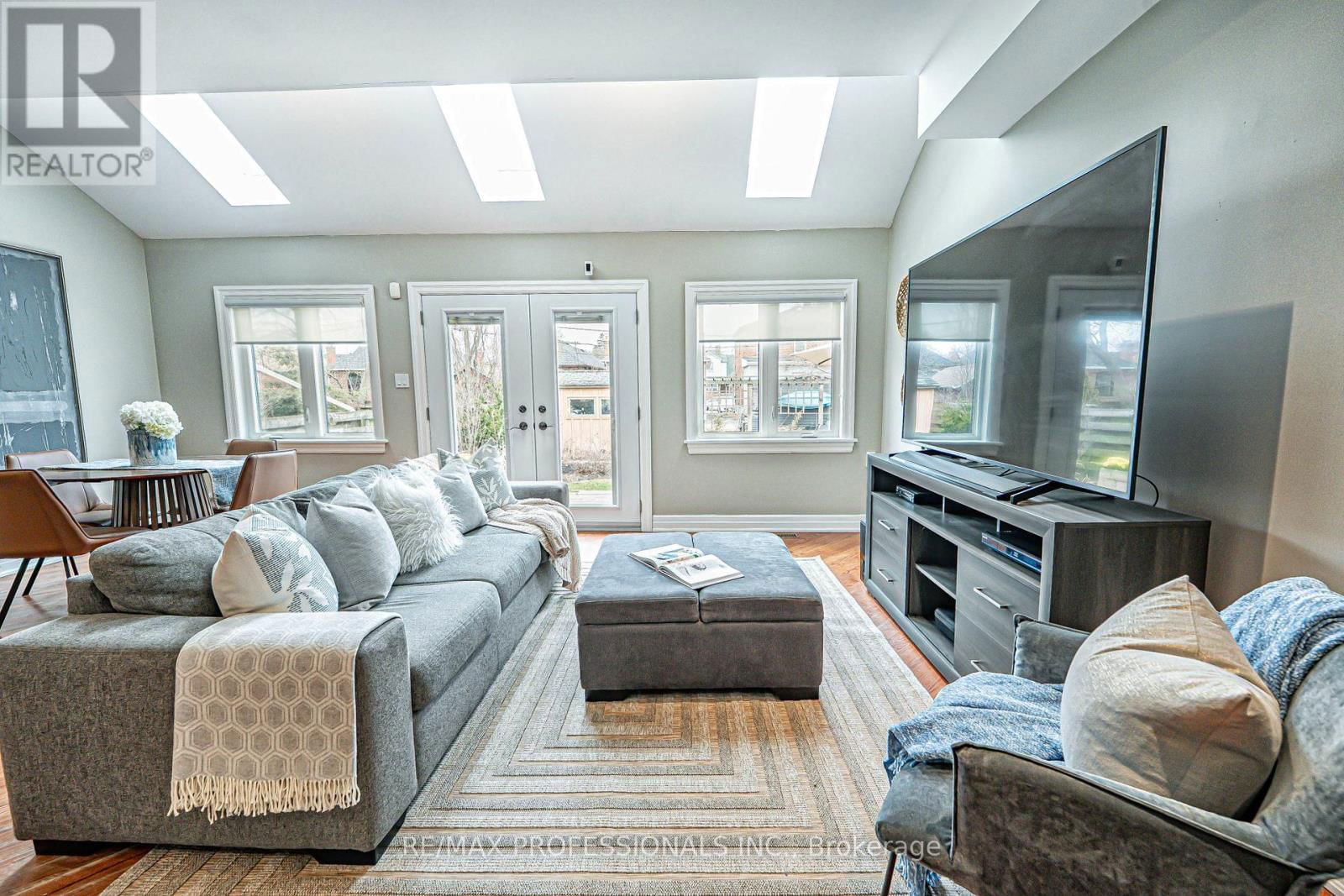 116 LAKE SHORE DRIVE Image 12