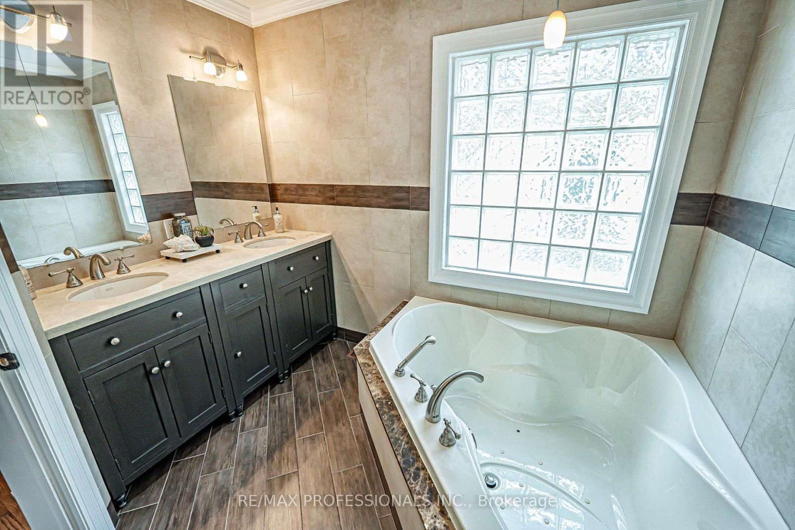 116 LAKE SHORE DRIVE Image 24