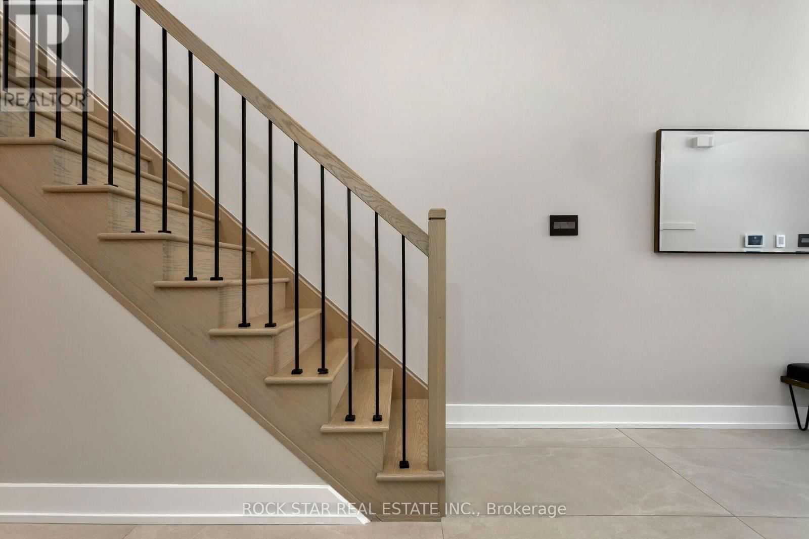 216 SQUIRE CRESCENT Image 12