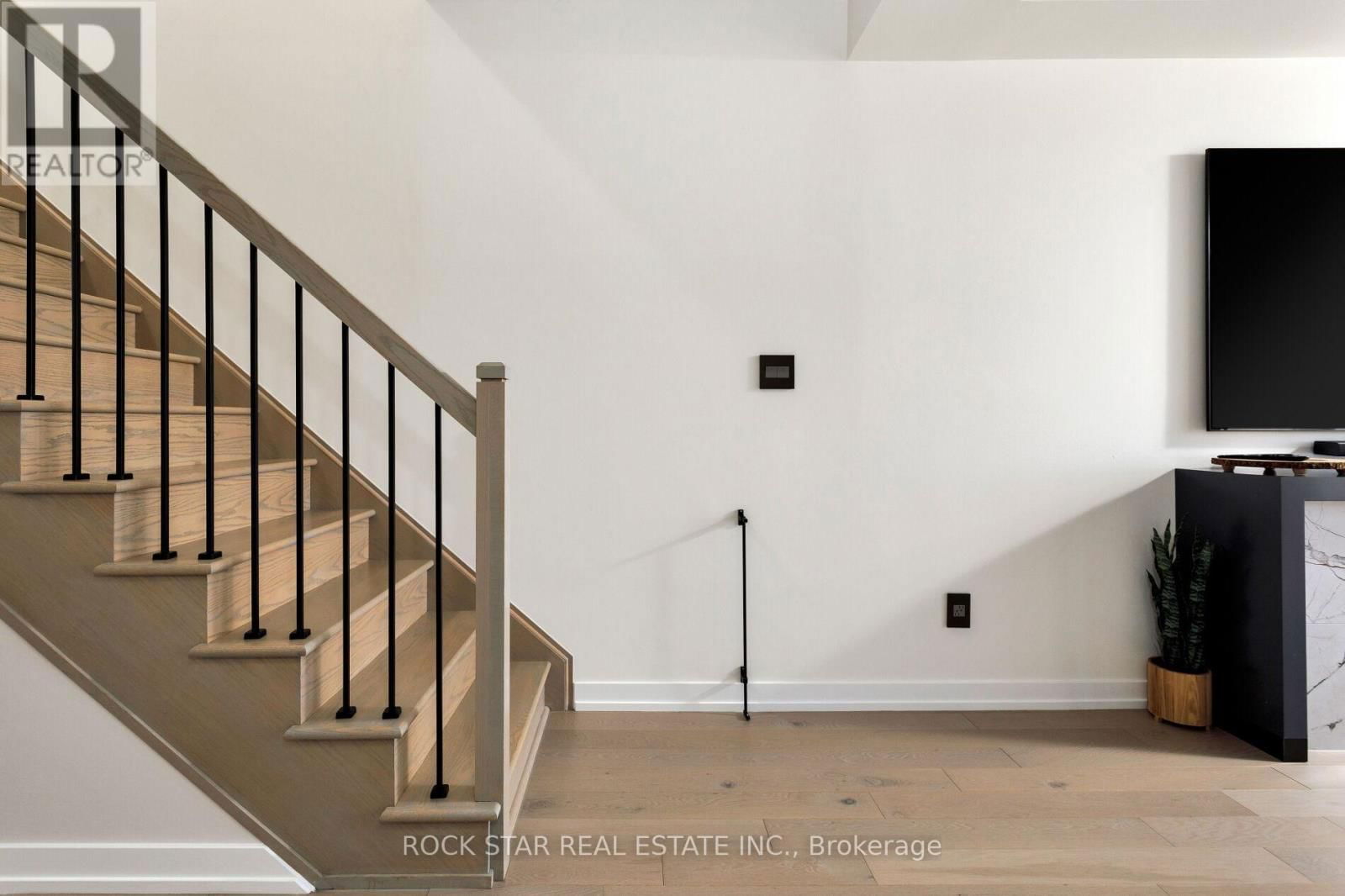 216 SQUIRE CRESCENT Image 17