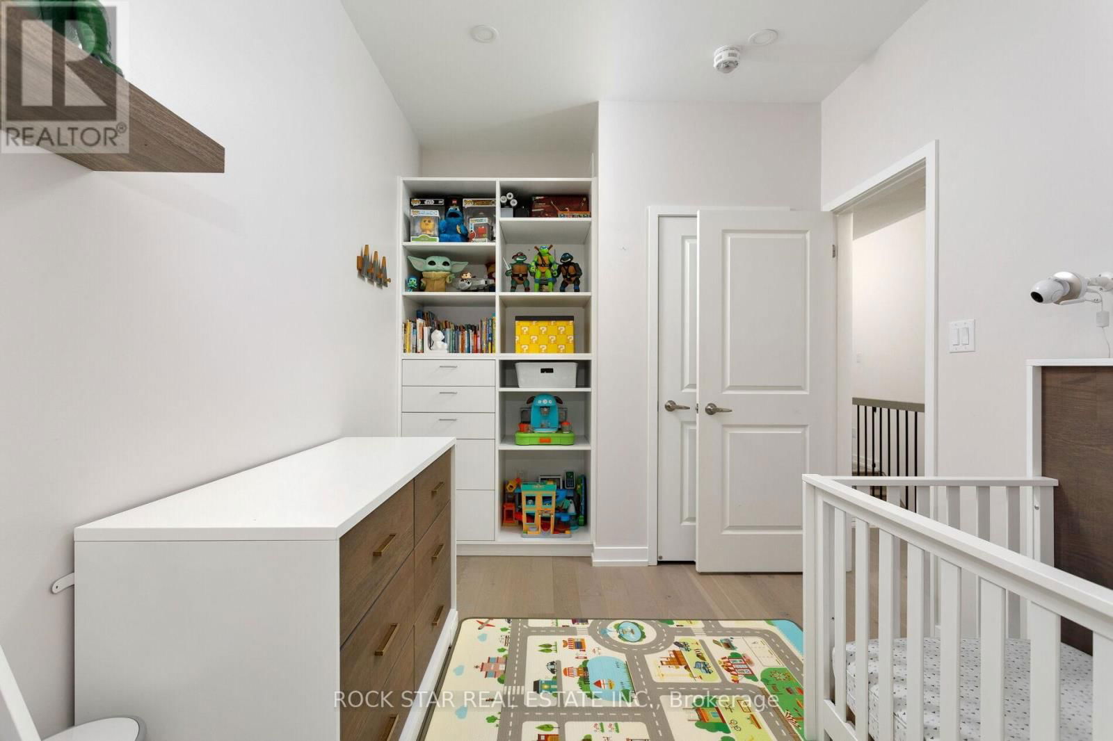 216 SQUIRE CRESCENT Image 20