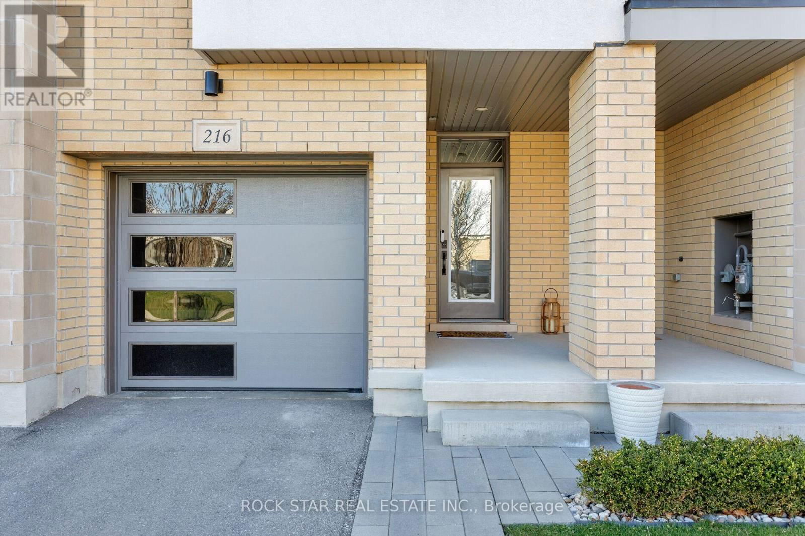 216 SQUIRE CRESCENT Image 3