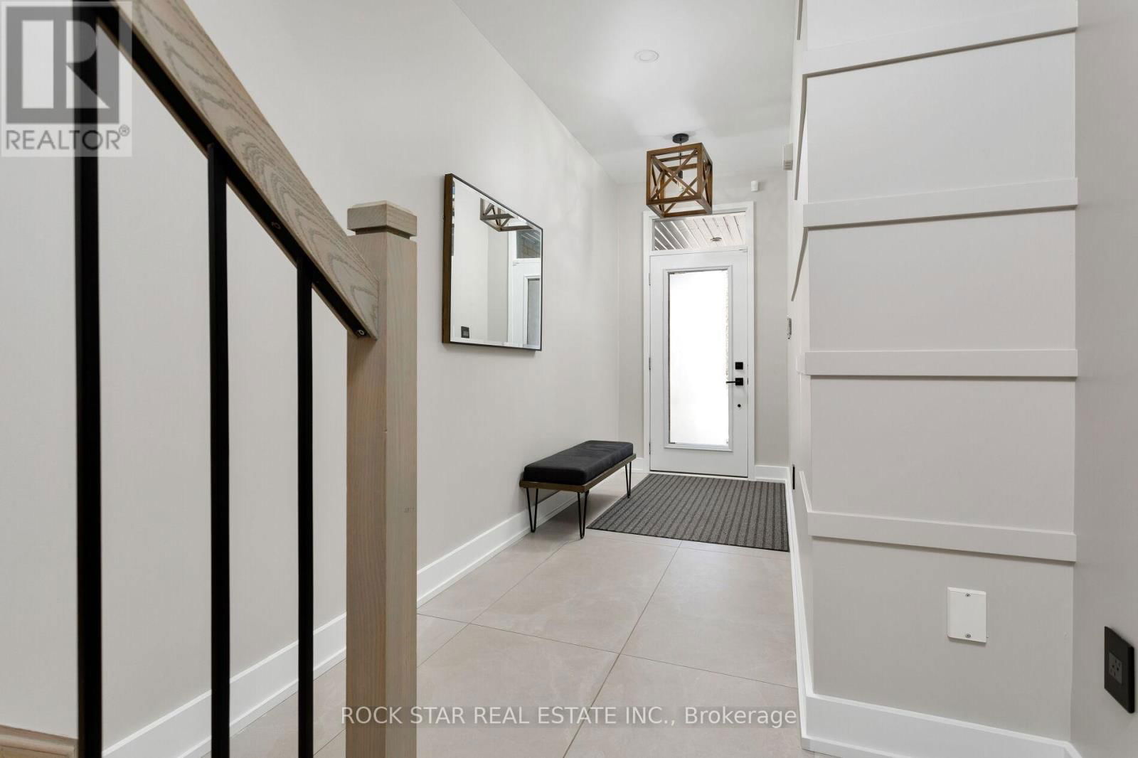 216 SQUIRE CRESCENT Image 4