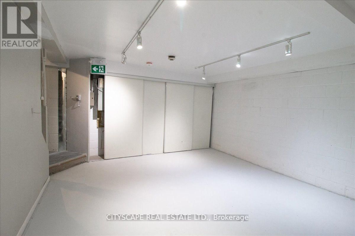 2943A BLOOR STREET WEST Image 10