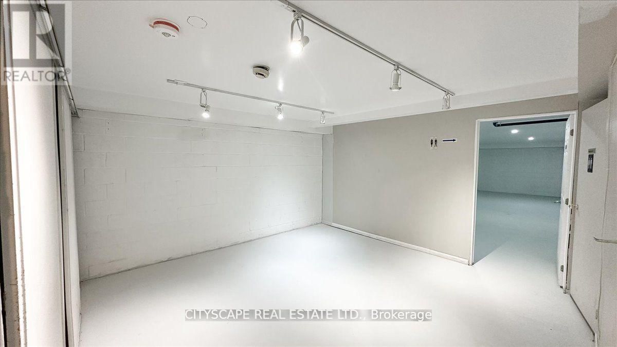 2943A BLOOR STREET WEST Image 11