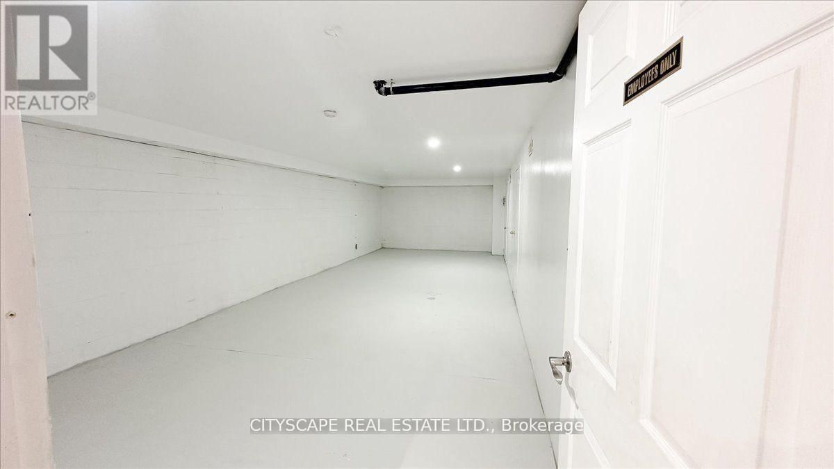 2943A BLOOR STREET WEST Image 12