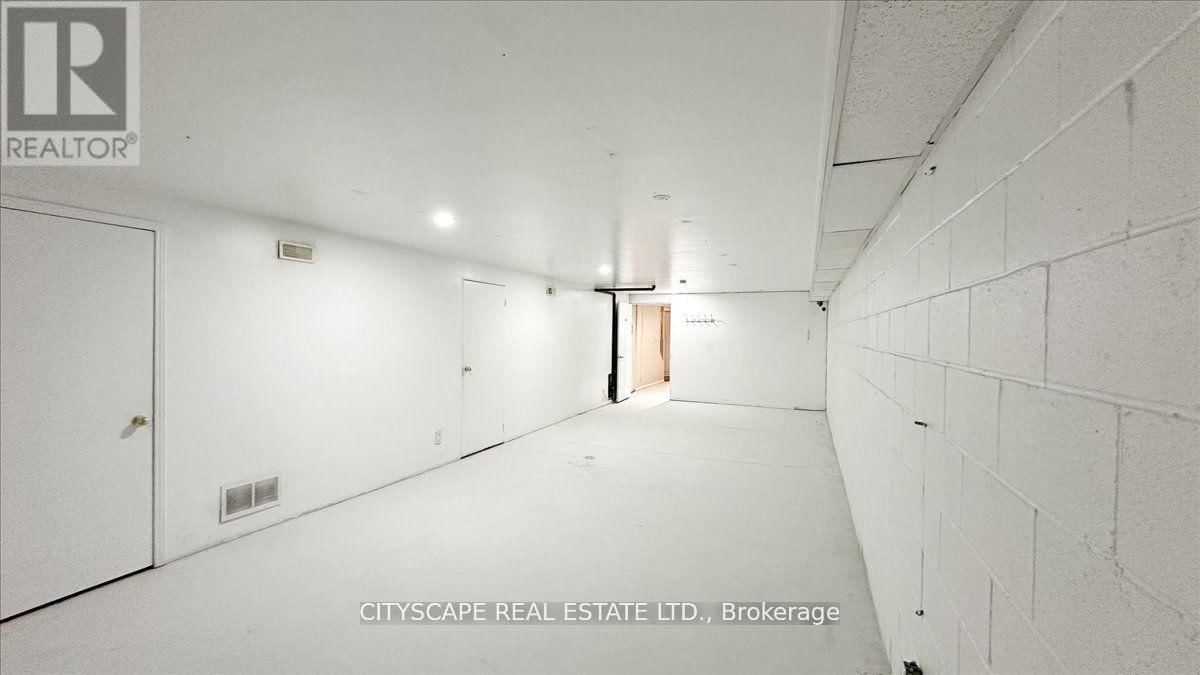 2943A BLOOR STREET WEST Image 13