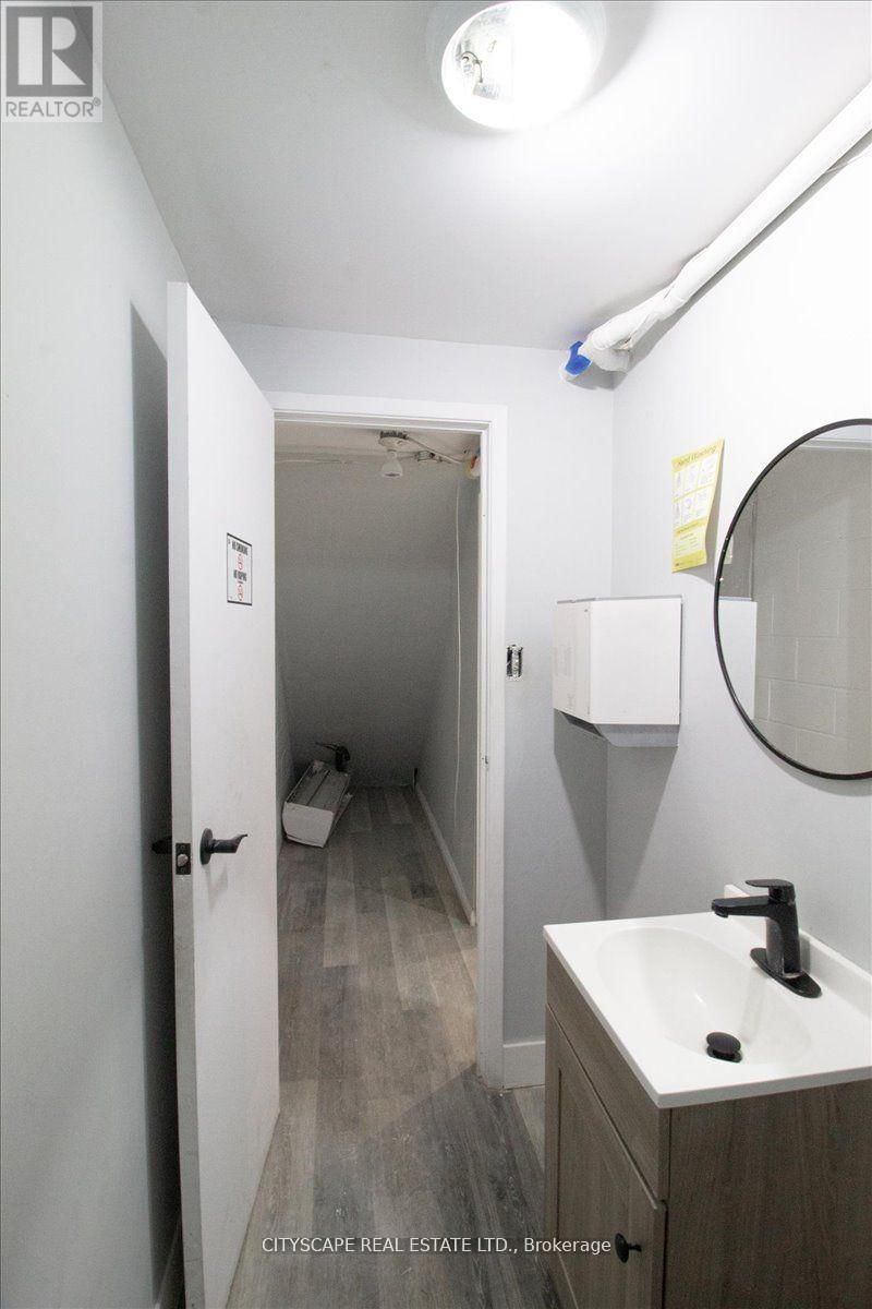 2943A BLOOR STREET WEST Image 15