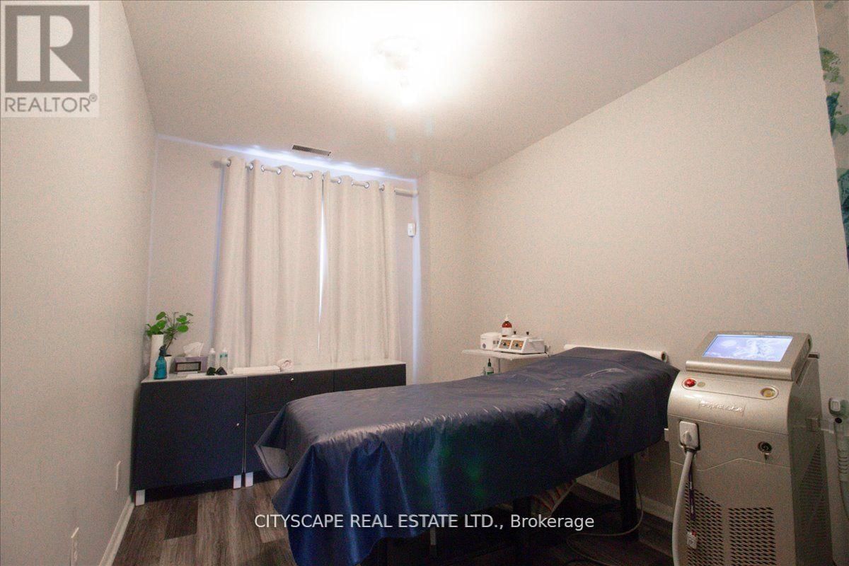 2943A BLOOR STREET WEST Image 18