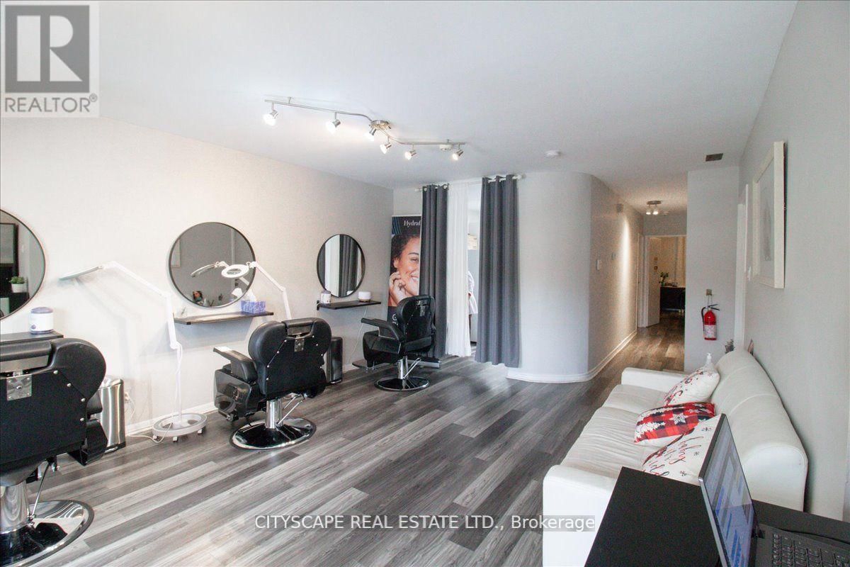 2943A BLOOR STREET WEST Image 21