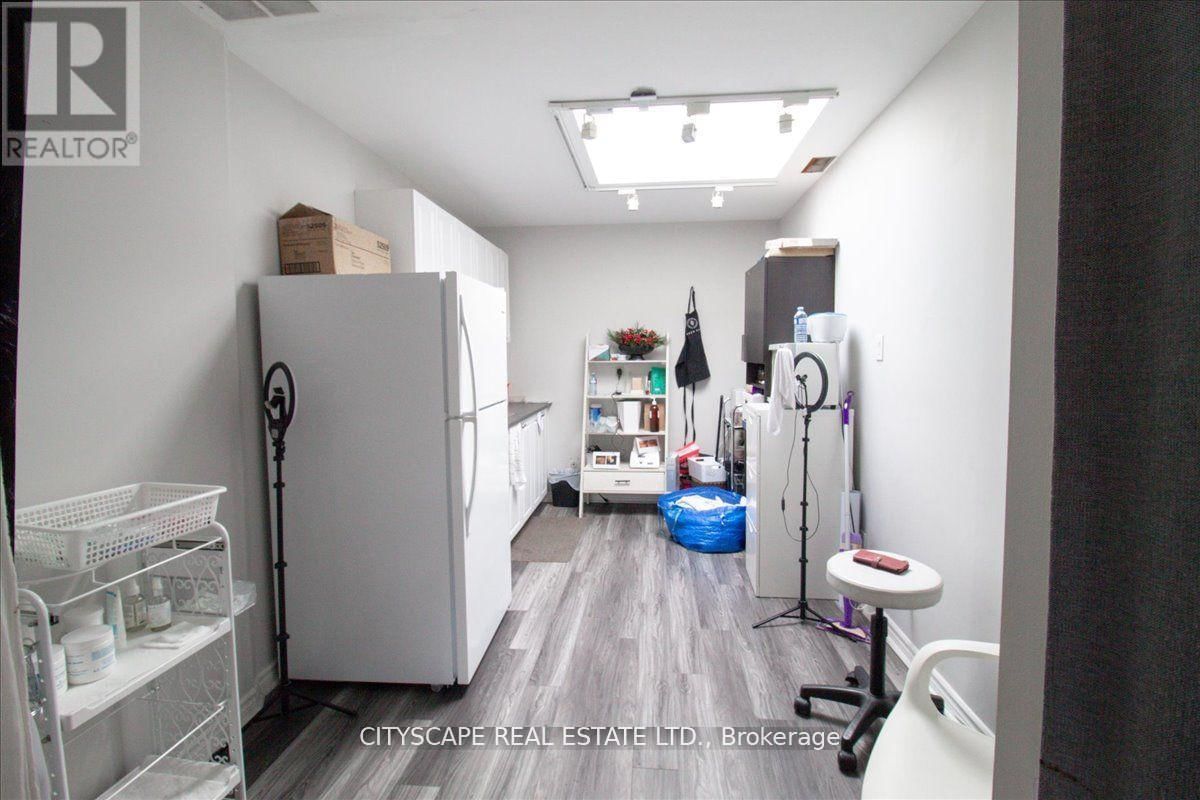 2943A BLOOR STREET WEST Image 23