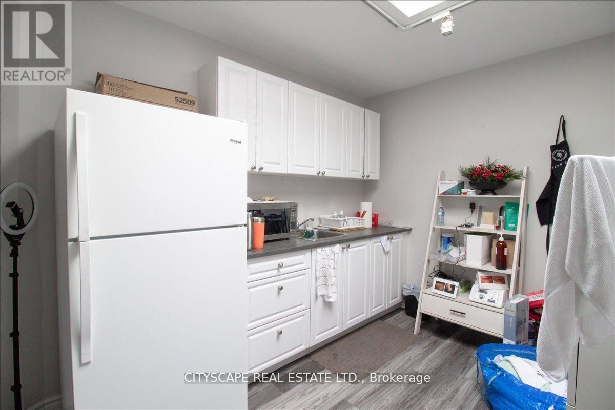 2943A BLOOR STREET WEST Image 25