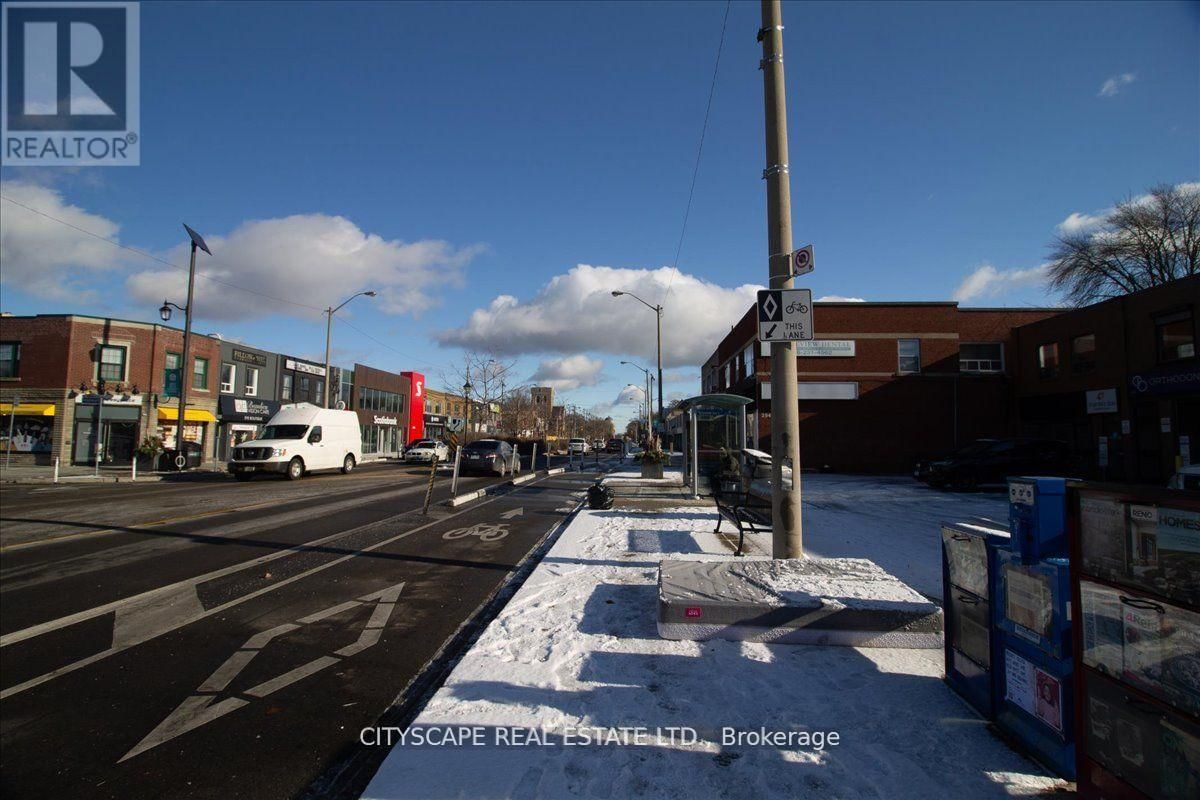 2943A BLOOR STREET WEST Image 26