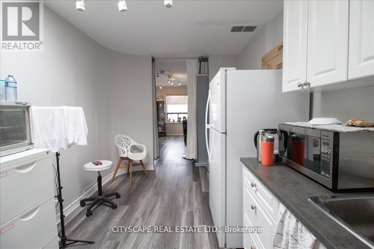 2943A BLOOR STREET WEST Image 27