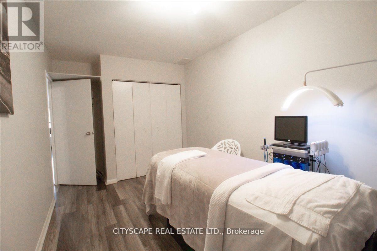 2943A BLOOR STREET WEST Image 31