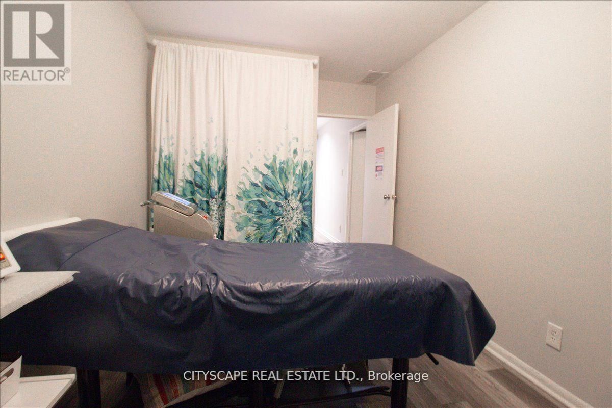 2943A BLOOR STREET WEST Image 33
