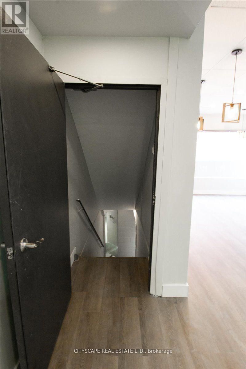 2943A BLOOR STREET WEST Image 8