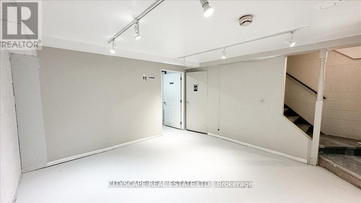 2943A BLOOR STREET WEST Image 9