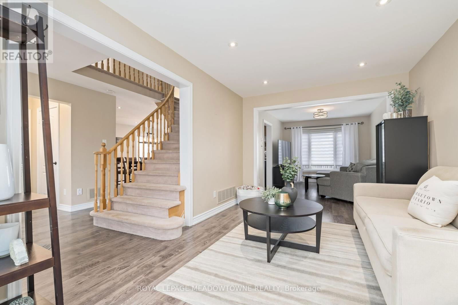 16 CHESTER CRESCENT SOUTH Image 17