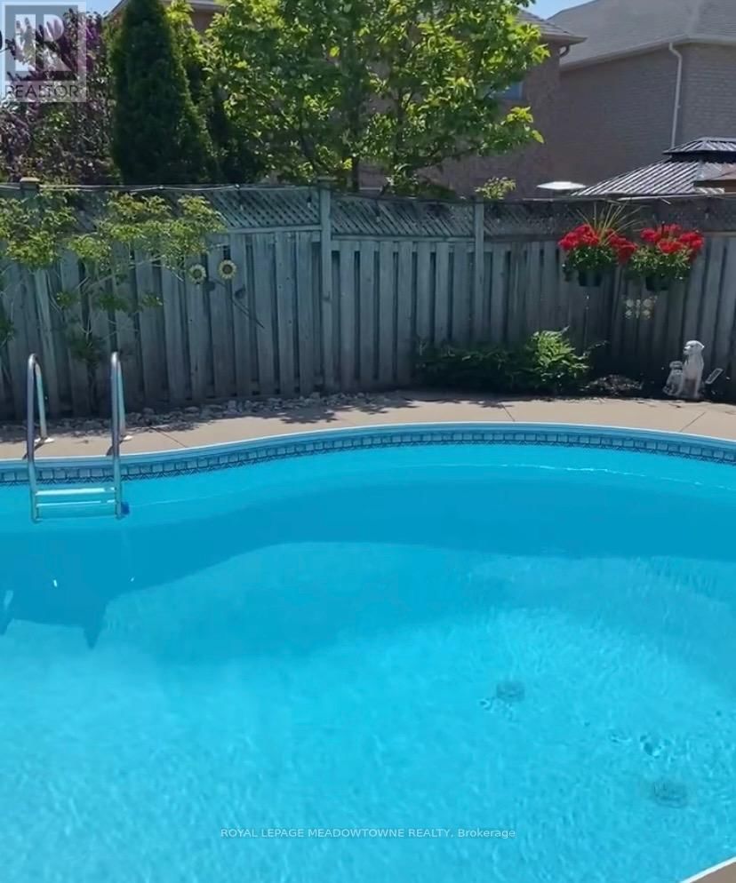 16 CHESTER CRESCENT SOUTH Image 40