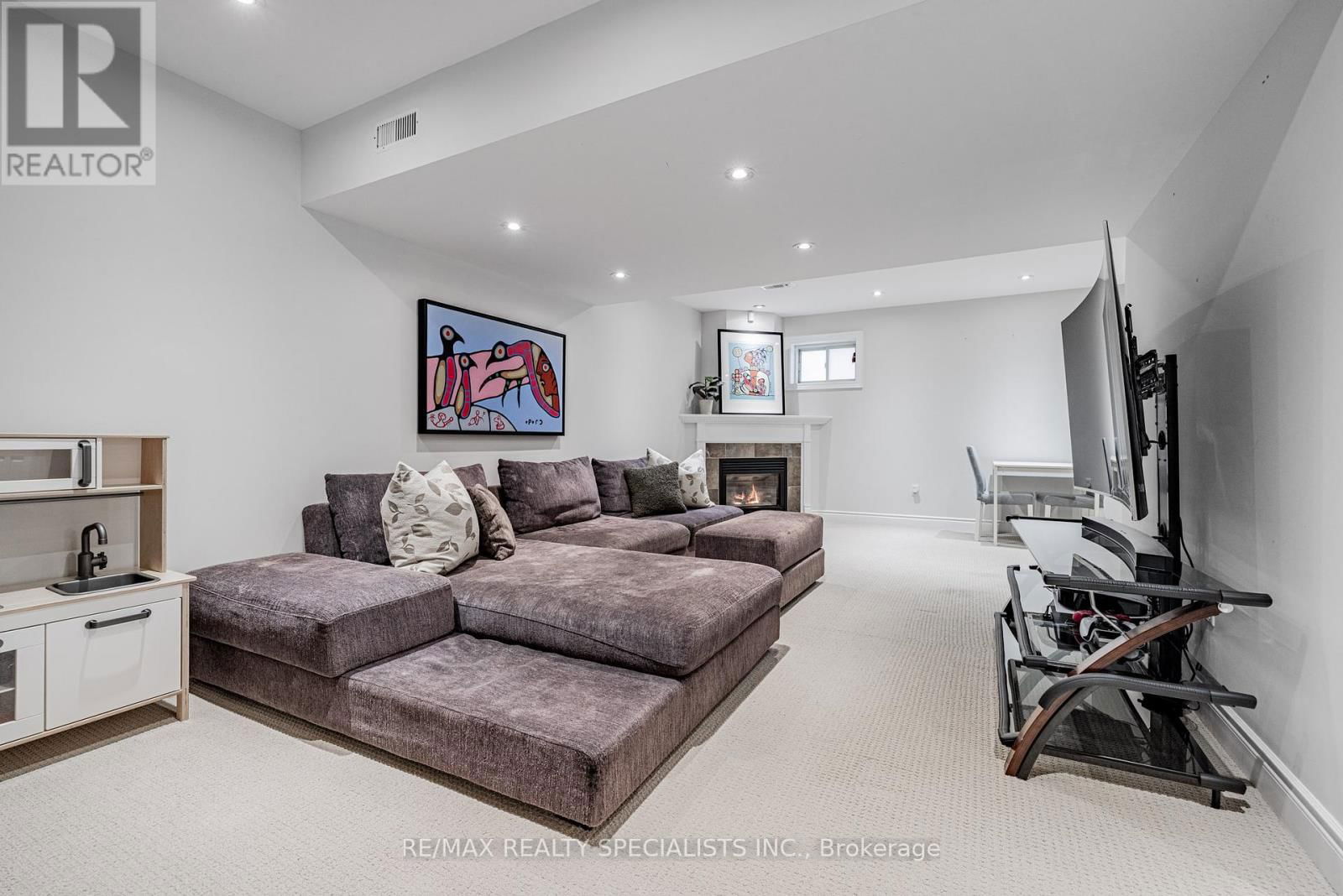 2532 REBECCA STREET Image 32