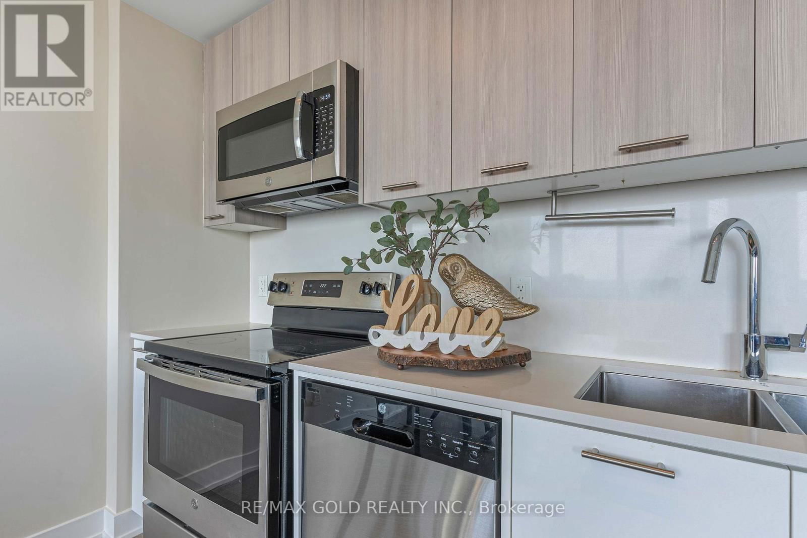 510 - 180 VETERANS DRIVE Image 18