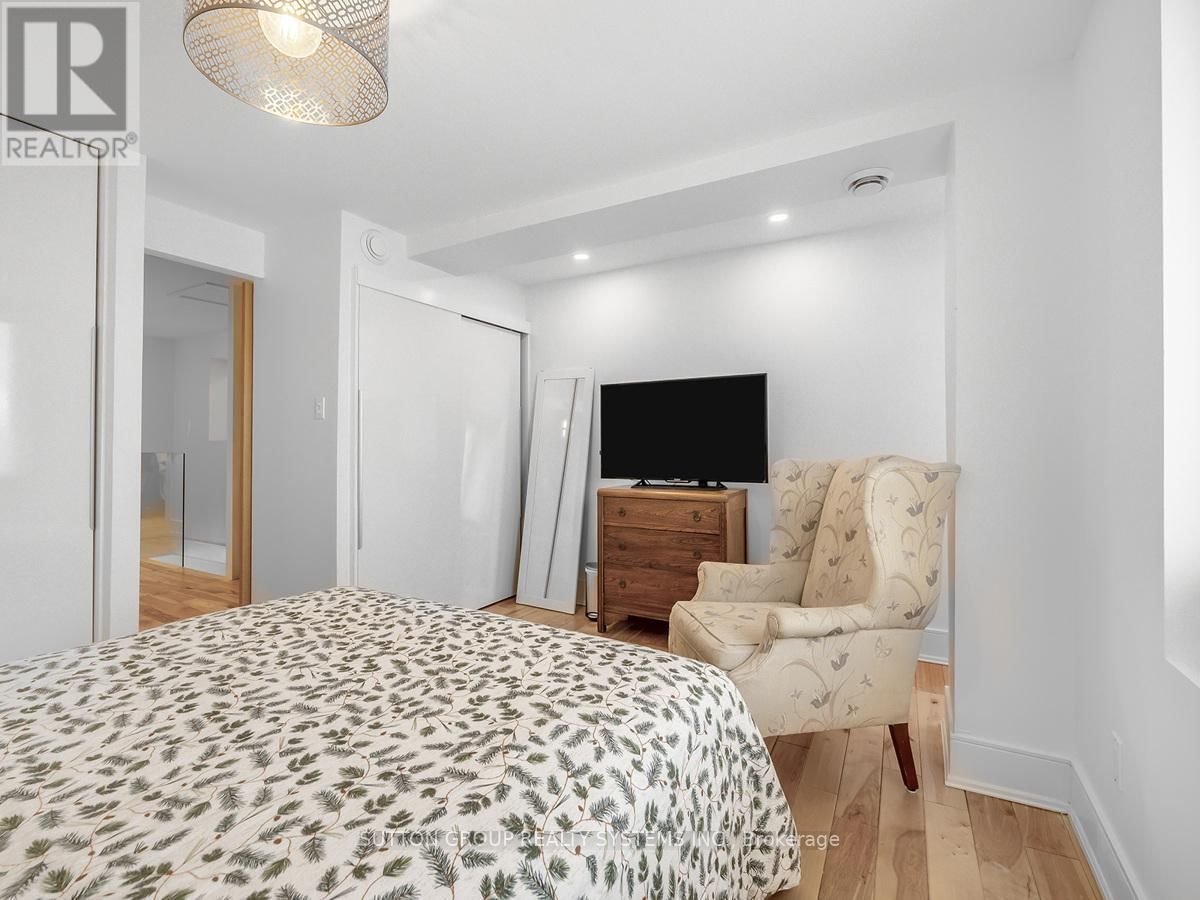 217 EARLSCOURT AVENUE Image 18