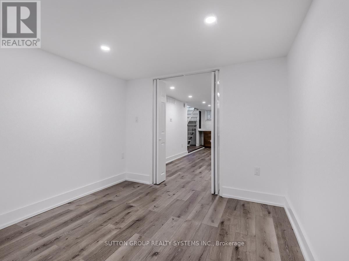 217 EARLSCOURT AVENUE Image 30