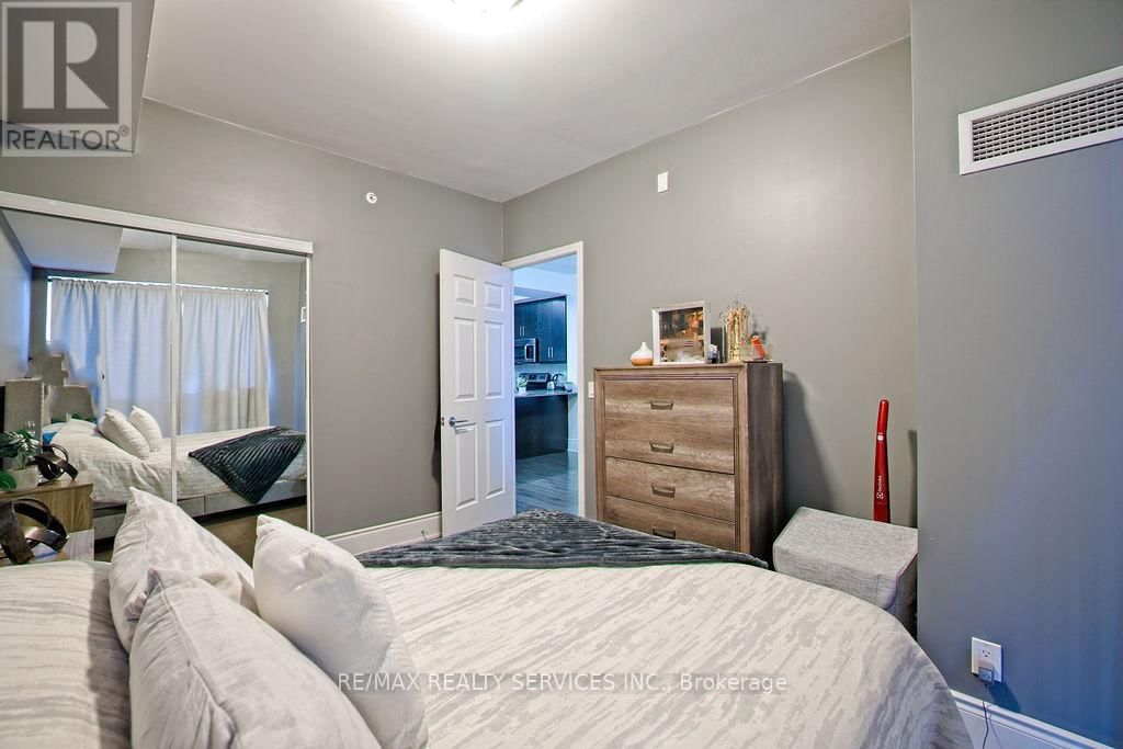 1021 - 15 JAMES FINLAY WAY Image 25