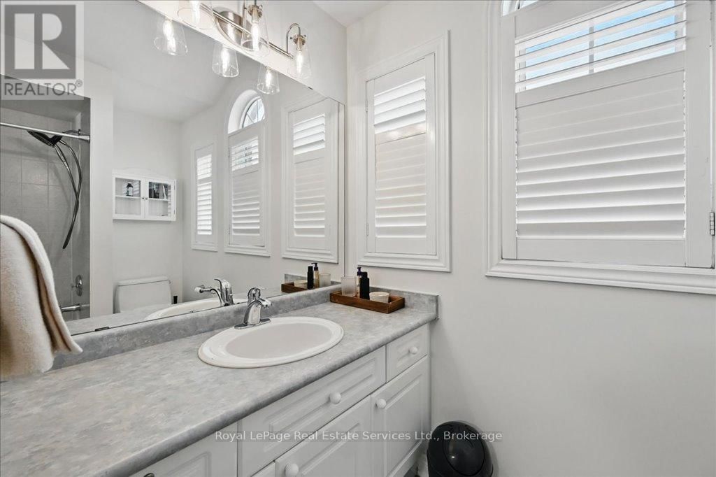 2144 BLACKFOREST CRESCENT Image 32