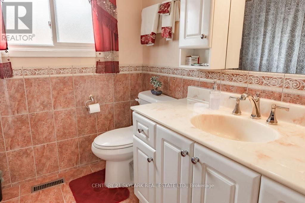 174 SILVERSTONE DRIVE Image 12