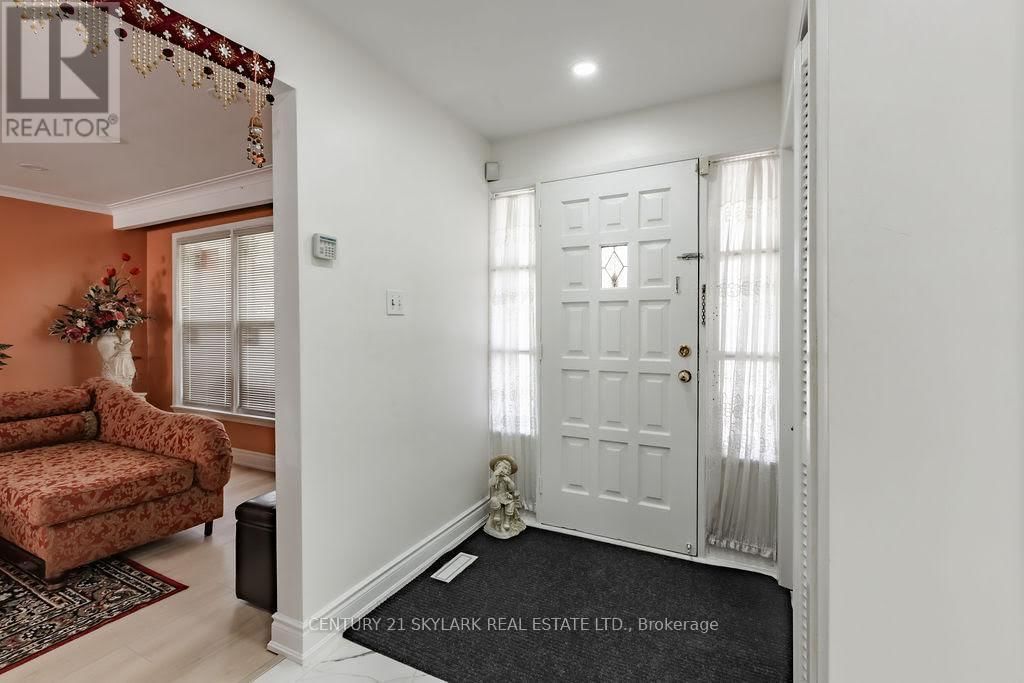 174 SILVERSTONE DRIVE Image 2