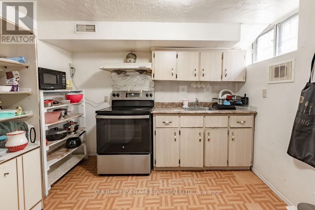 174 SILVERSTONE DRIVE Image 22